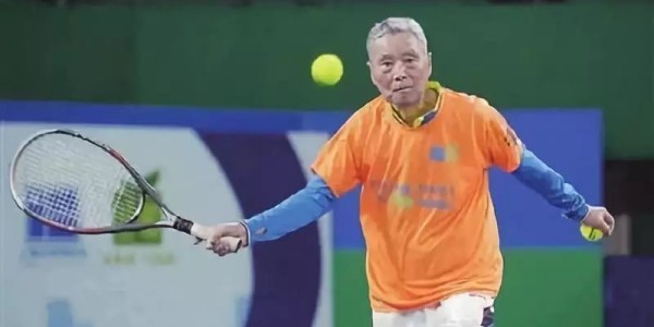  老年网球爱好者增多，养生打法注重节奏控制