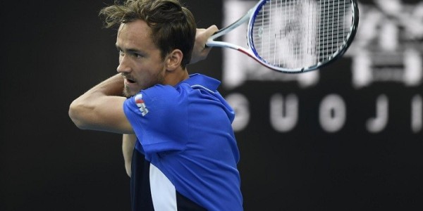  西西帕斯单反绝技频现，力克强敌晋级八强