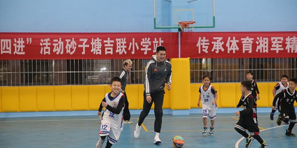  父子同台竞技书写篮球佳话