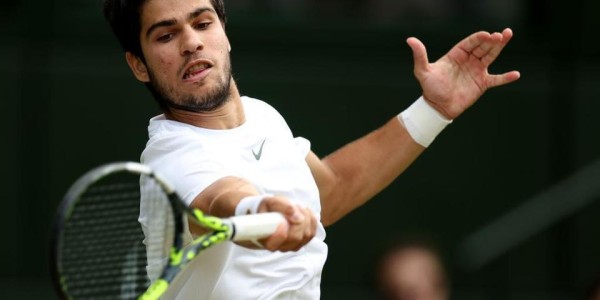  温网决赛巅峰对决，阿尔卡拉斯险胜夺冠