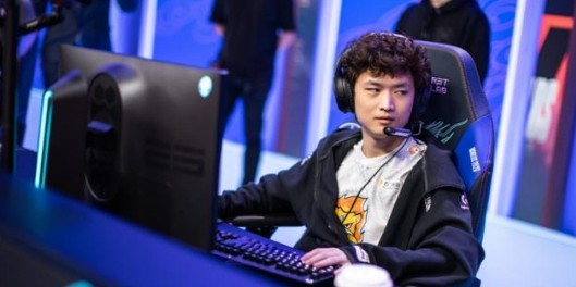  电竞纪录片热播，揭秘职业选手日常