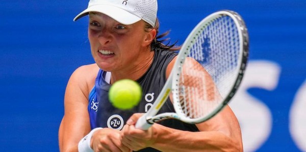  萨巴伦卡发球制胜，轻取对手闯入四强