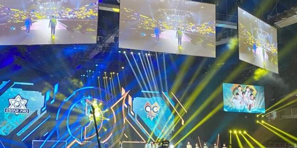  电竞场馆座无虚席，粉丝热情点燃赛场氛围  