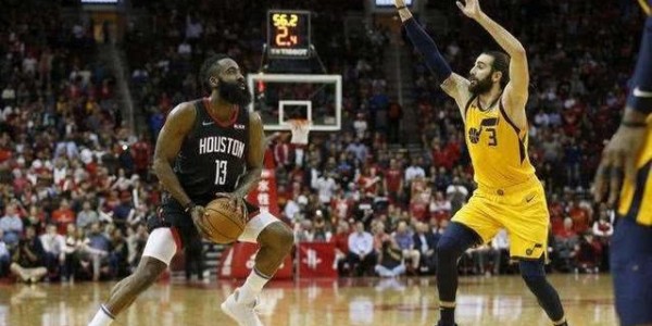  贾巴尔发球上网战术奏效轻取胜利果实