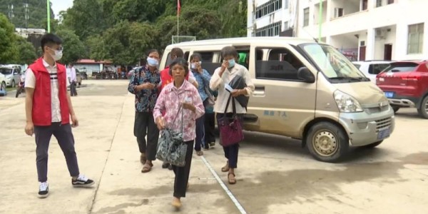  篮球明星公益行，爱心传递温暖人心