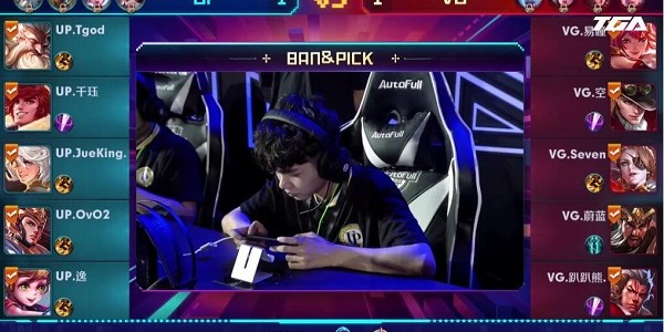  电竞新星闪耀赛场斩获冠军荣耀