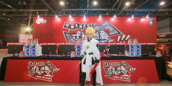  电竞明星选手超神发挥引爆全场欢呼  