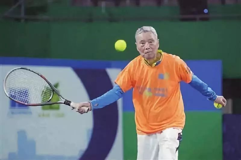  老年网球爱好者增多，养生打法注重节奏控制