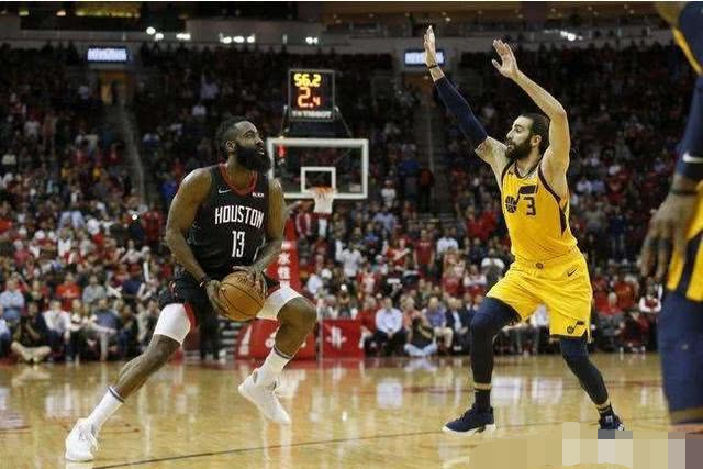  贾巴尔发球上网战术奏效轻取胜利果实