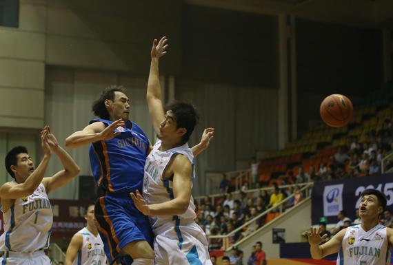  广东宏远快攻如潮大胜四川金强男篮