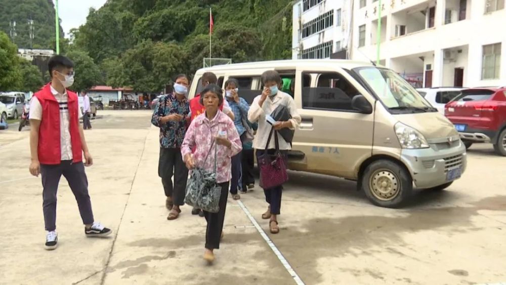  篮球明星公益行，爱心传递温暖人心