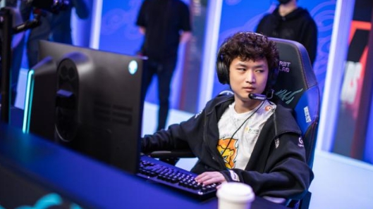  电竞纪录片热播，揭秘职业选手日常