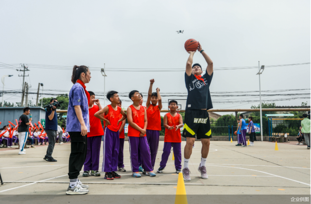  球星公益走进校园，篮球梦想照亮少年未来