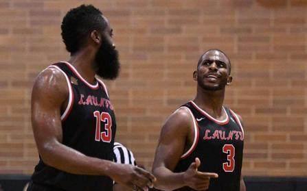  保罗双打搭档默契配合勇夺冠军